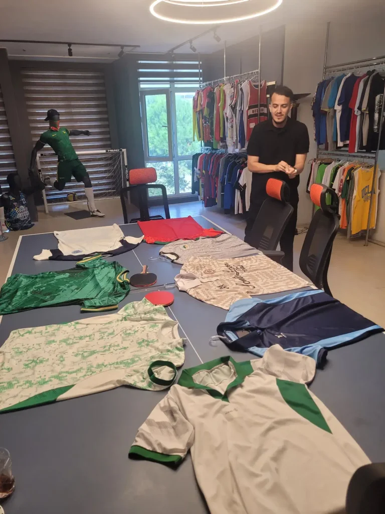 showroom-fabricant-maillot-scaled